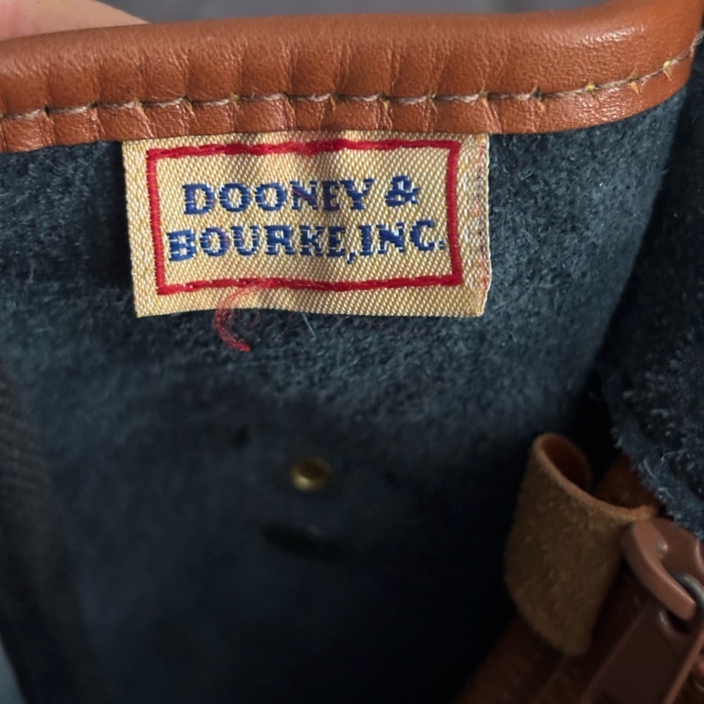 Vintage All Weather Pebbled Leather Dooney & Bourke Deep Navy/Tan Crossbody Bag - Picture 4 of 12